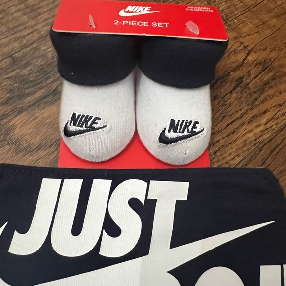 Nike Newborn Gift Set - Picture 3 of 5
